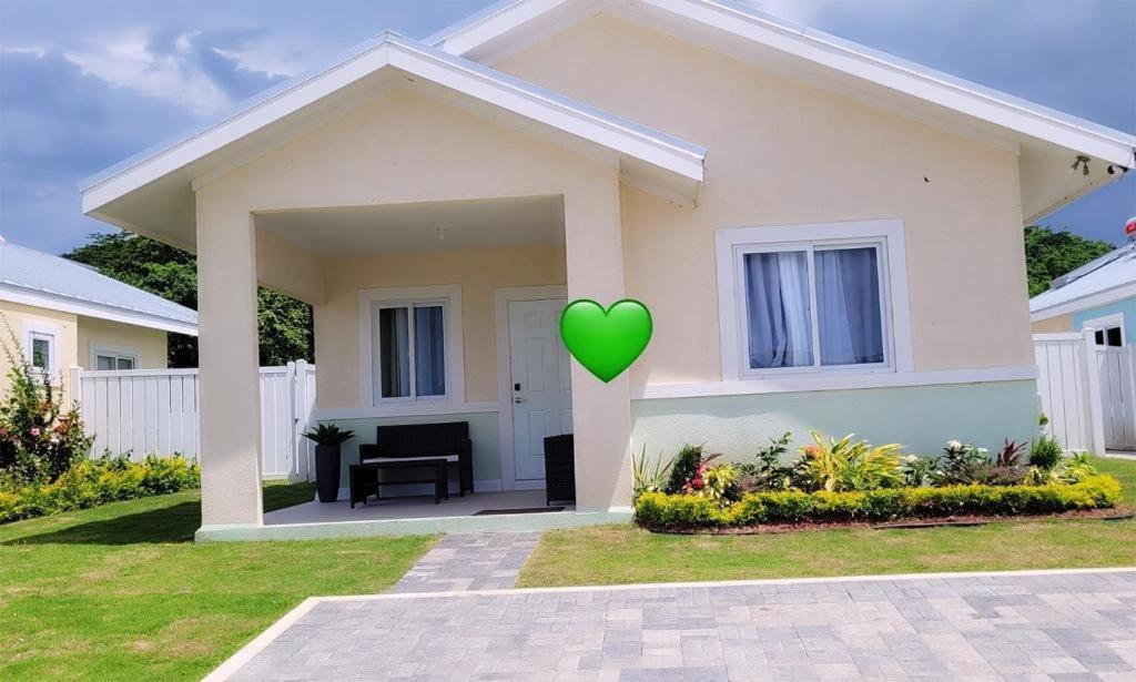 Paradise Oasis At Oceanpointe - Pool And Free Parking Lucea Exterior foto